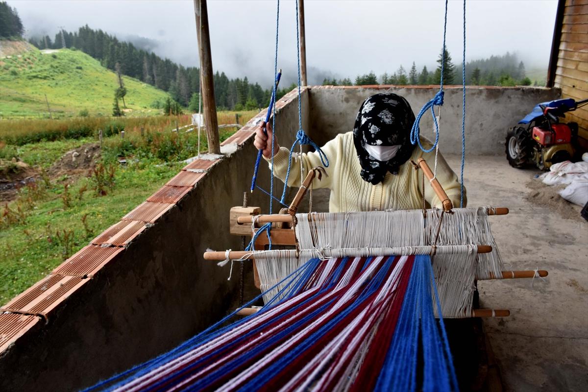 Trabzonlu gelin-görümce, asırlık tezgahta hemençe örüyor