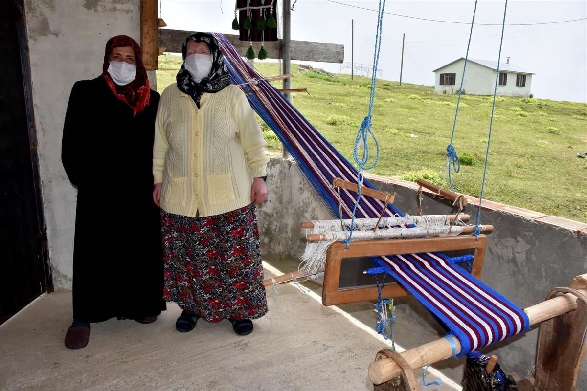 Trabzonlu gelin-görümce, asırlık tezgahta hemençe örüyor