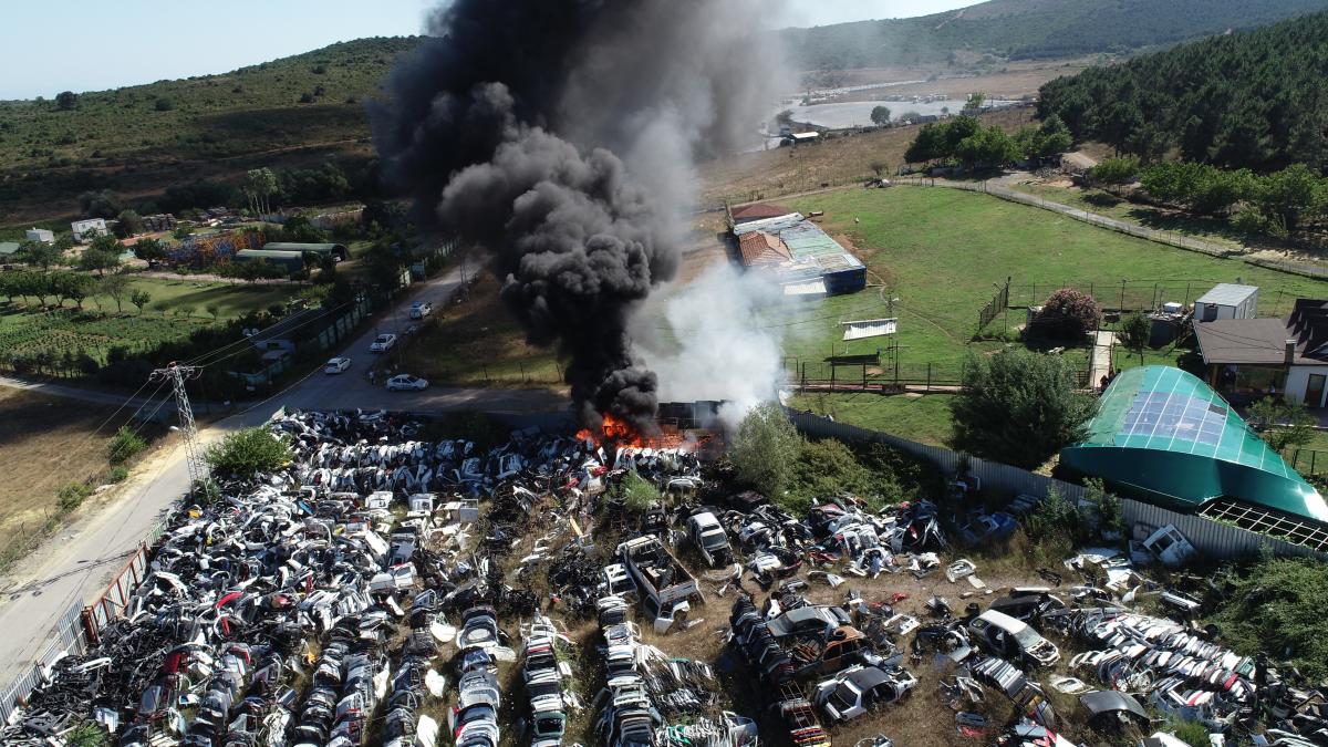Maltepe’de araç hurdalığında yangın