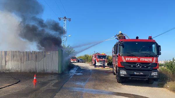 Maltepe’de araç hurdalığında yangın