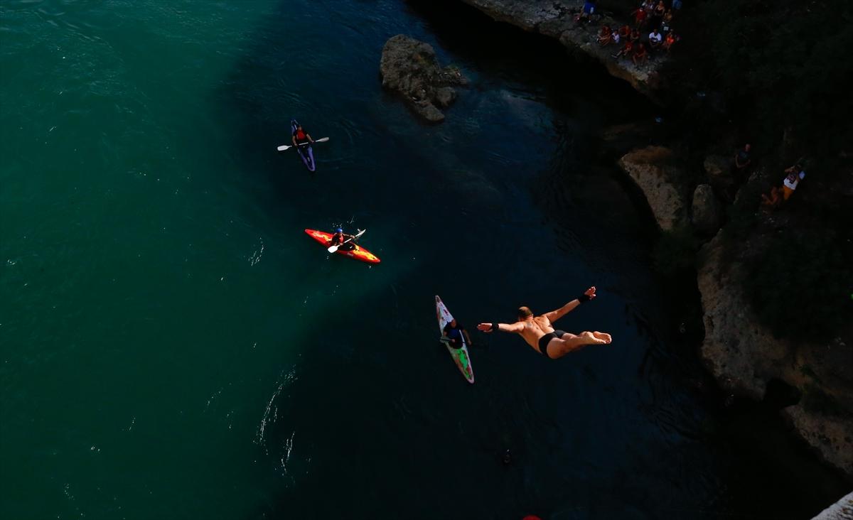Bosna'da 454. Geleneksel Mostar Köprüsü Atlayışları