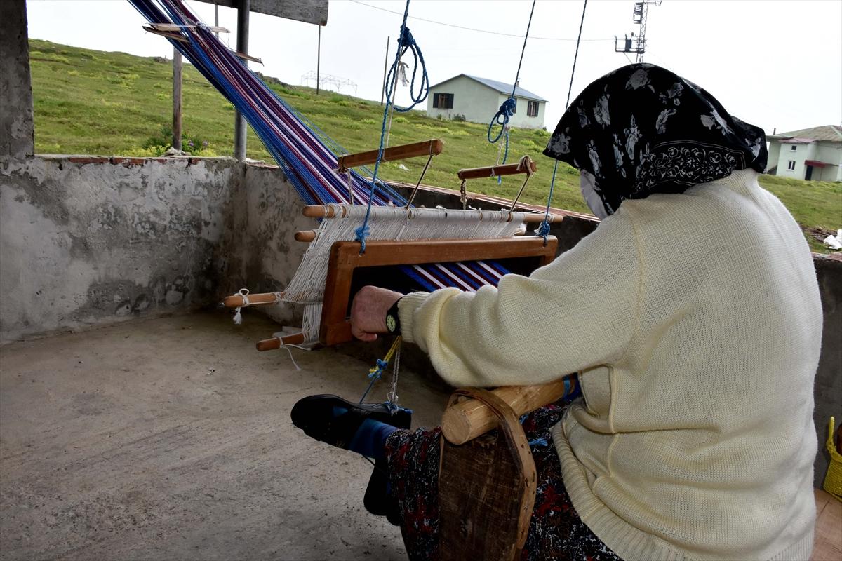 Trabzonlu gelin-görümce, asırlık tezgahta hemençe örüyor