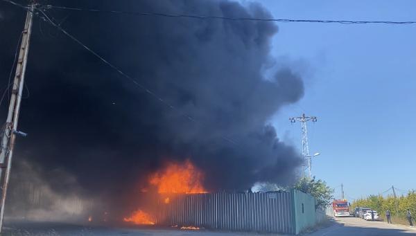 Maltepe’de araç hurdalığında yangın