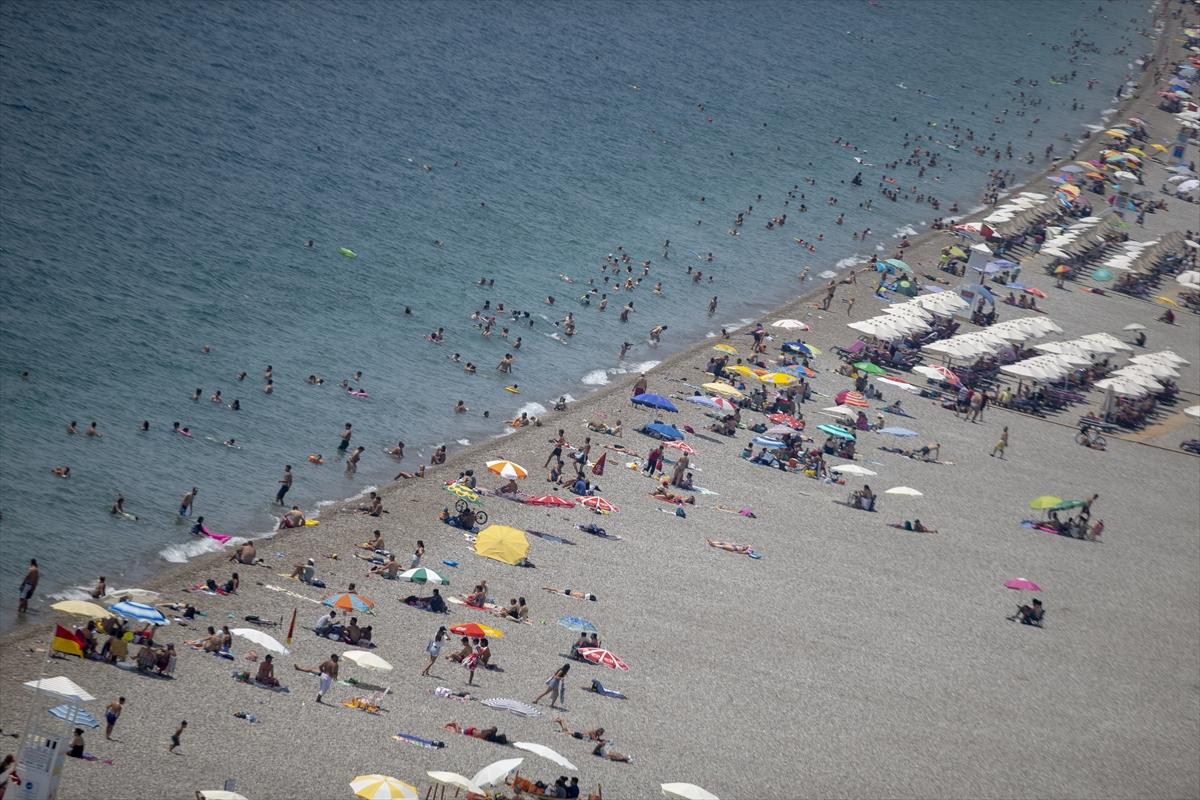 Antalya'da plajlarda yoğunluk yaşandı