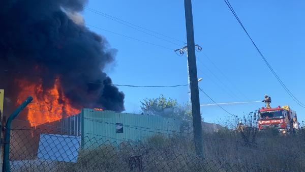 Maltepe’de araç hurdalığında yangın