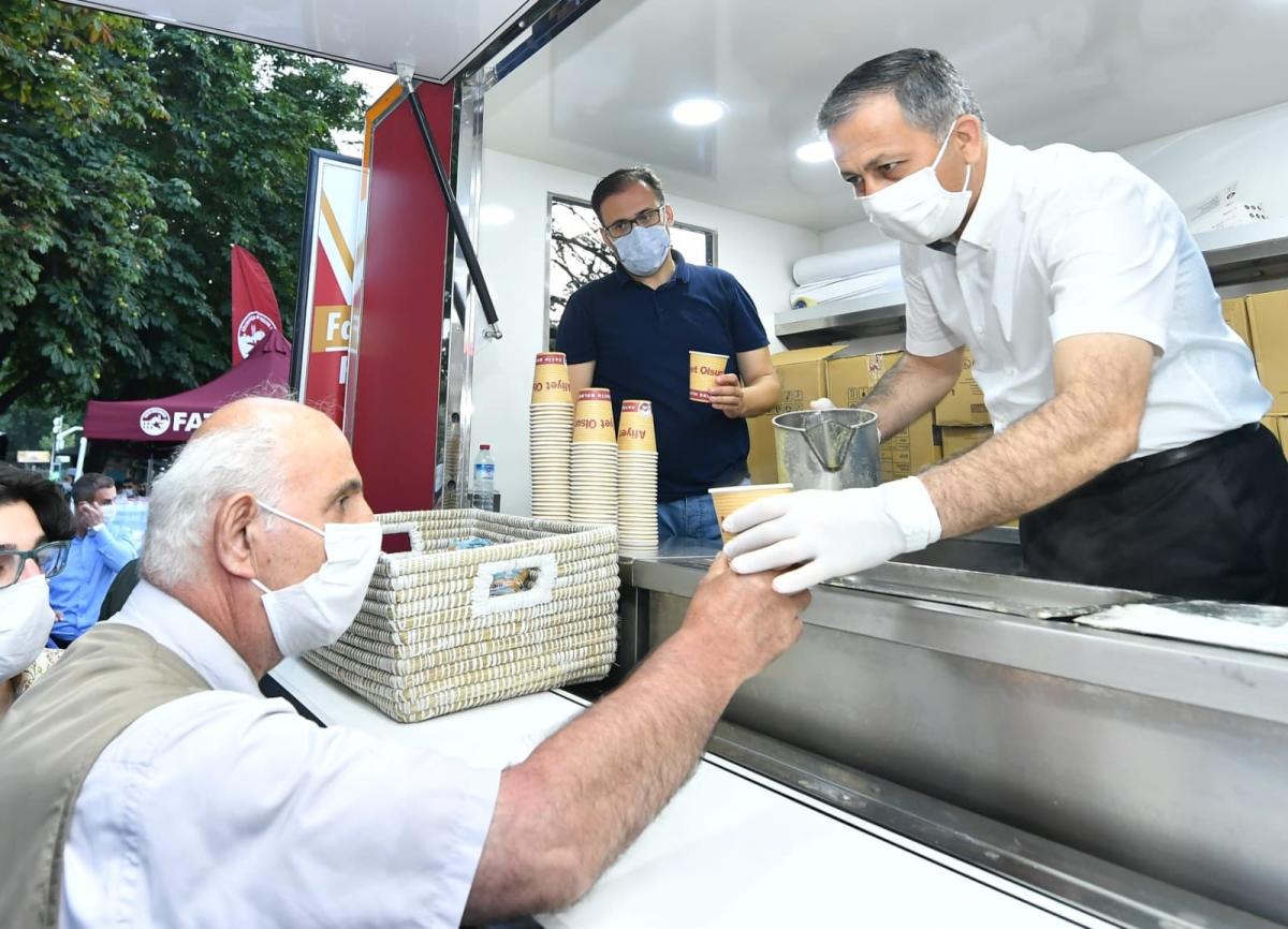 İstanbul Valisi Yerlikaya'dan, Ayasofya'da çorba ikramı