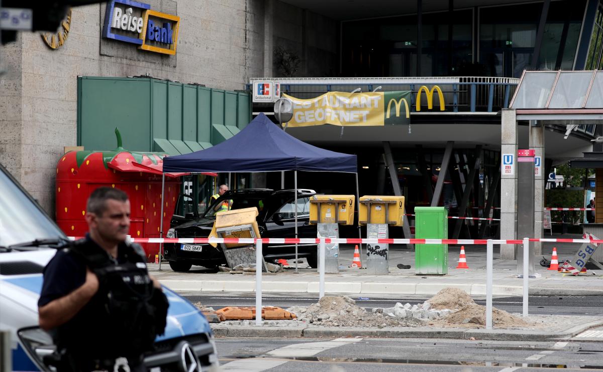 Almanya'da araç yayaların arasına daldı: 7 yaralı