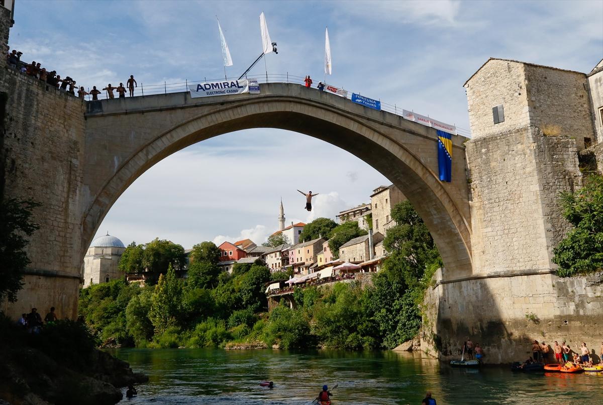 Bosna'da 454. Geleneksel Mostar Köprüsü Atlayışları