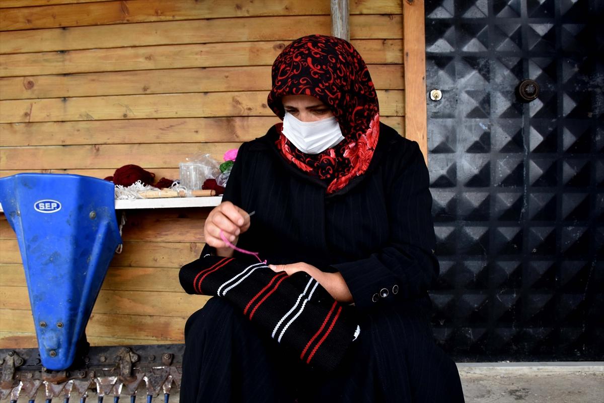 Trabzonlu gelin-görümce, asırlık tezgahta hemençe örüyor