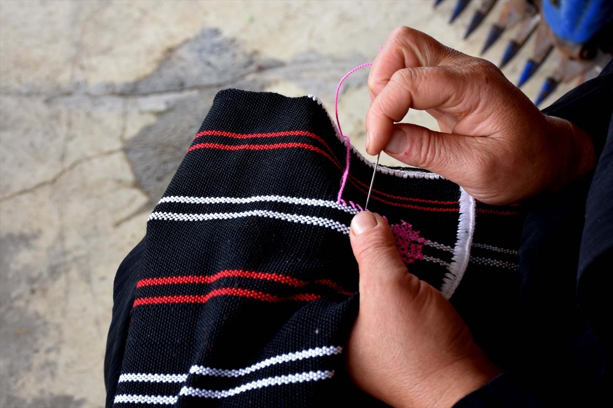 Trabzonlu gelin-görümce, asırlık tezgahta hemençe örüyor