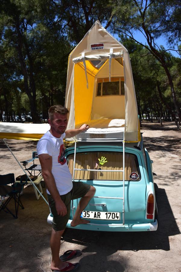 İzmir'de, klasik otomobili çekme karavana dönüştürdü