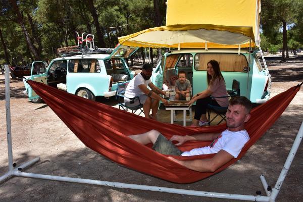 İzmir'de, klasik otomobili çekme karavana dönüştürdü
