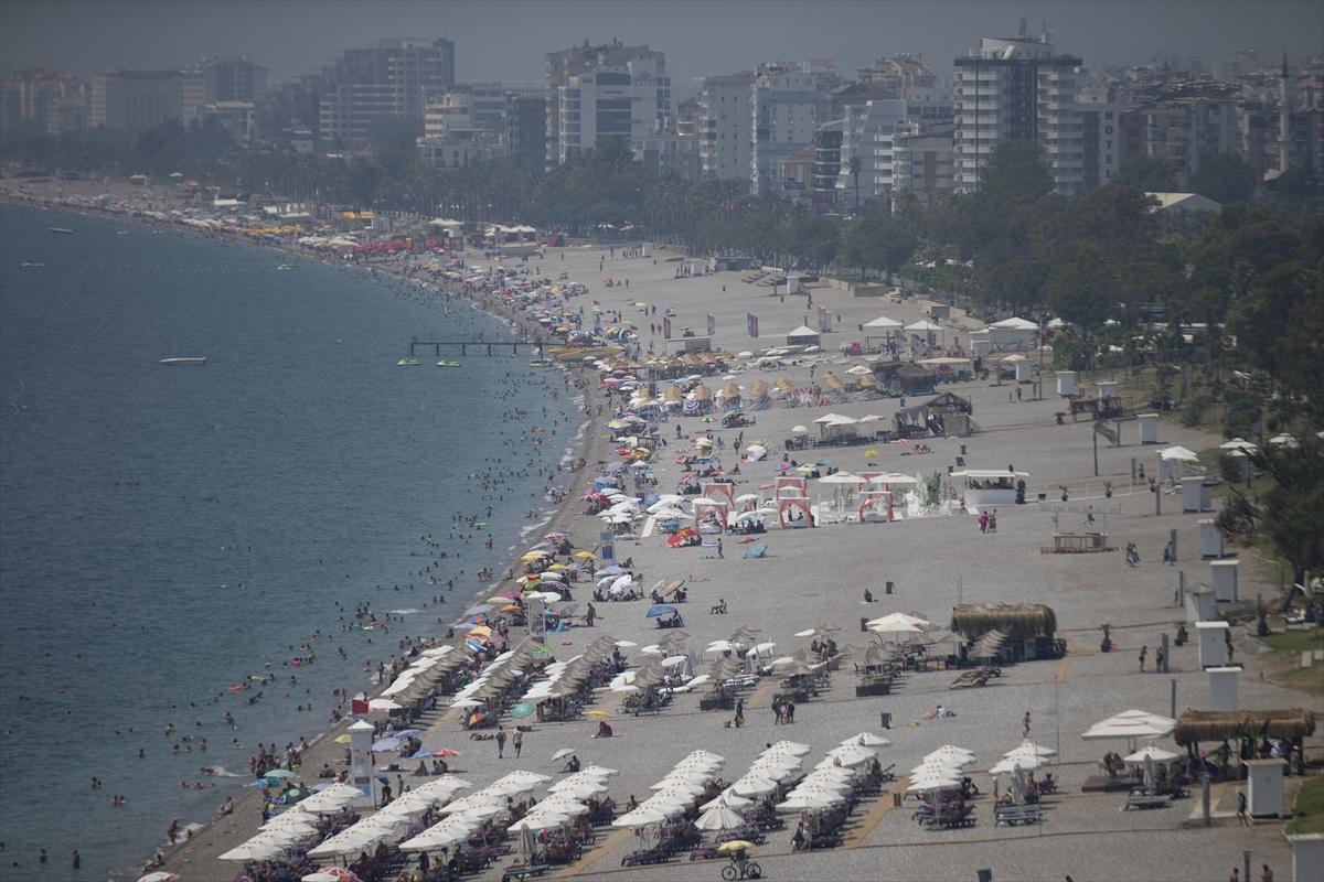 Antalya'da plajlarda yoğunluk yaşandı