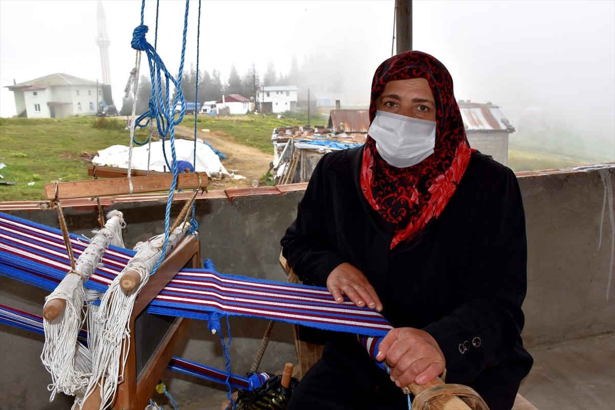 Trabzonlu gelin-görümce, asırlık tezgahta hemençe örüyor