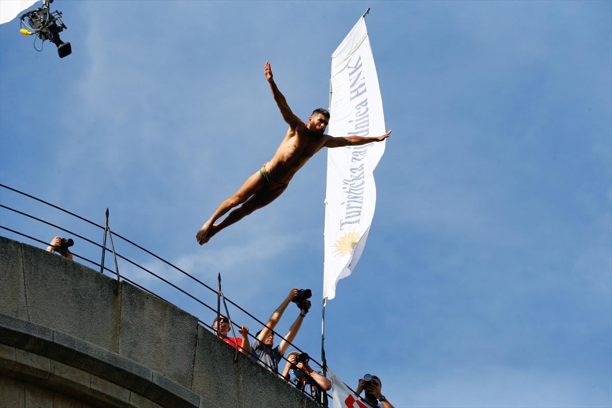 Bosna'da 454. Geleneksel Mostar Köprüsü Atlayışları