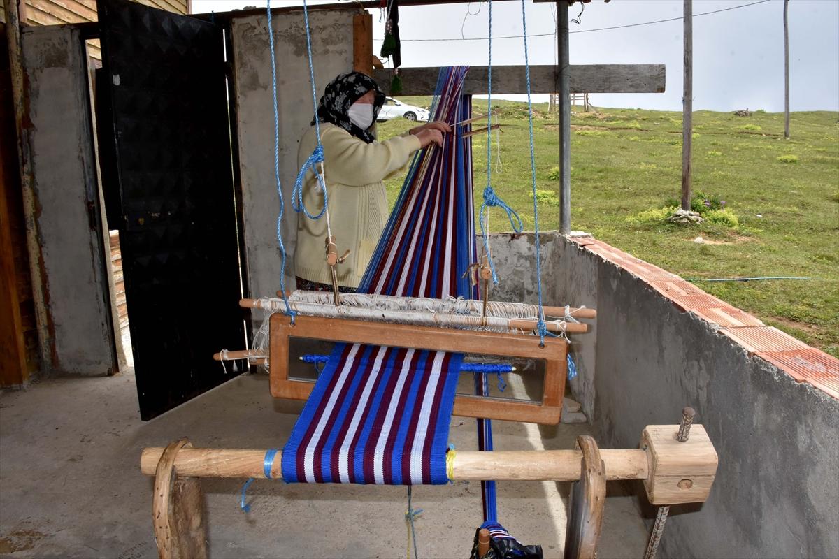 Trabzonlu gelin-görümce, asırlık tezgahta hemençe örüyor