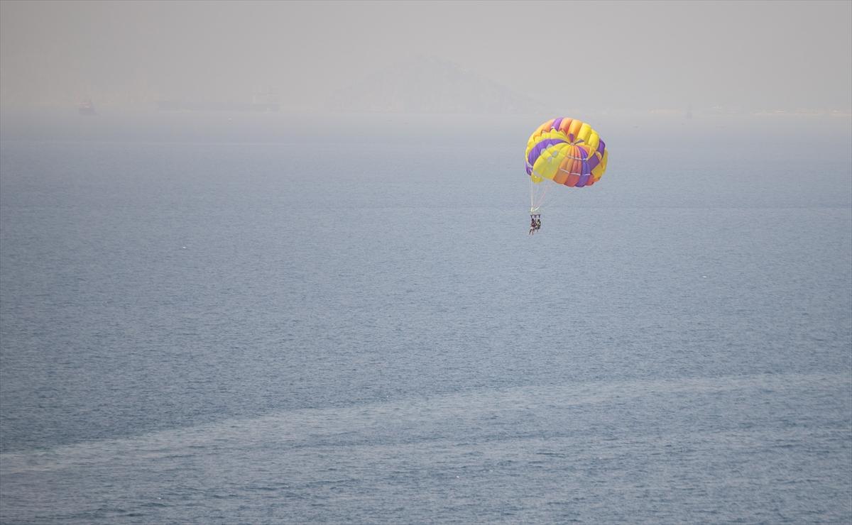 Antalya'da plajlarda yoğunluk yaşandı