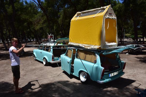 İzmir'de, klasik otomobili çekme karavana dönüştürdü