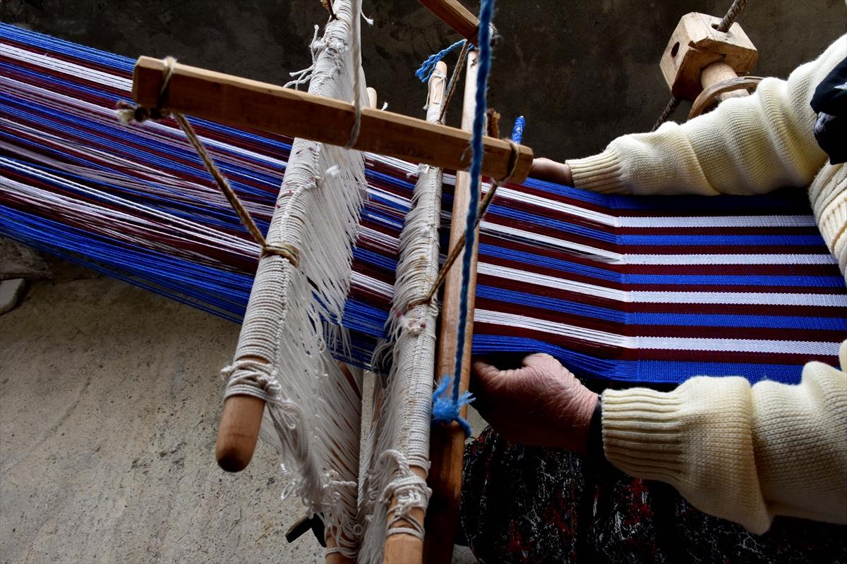 Trabzonlu gelin-görümce, asırlık tezgahta hemençe örüyor