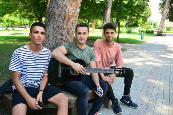 Adanalı gençler: Bu sıcağa virüs bile dayanmaz