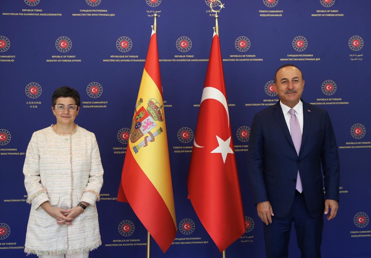 Çavuşoğlu: Bayrak yakma acizliği Yunanistan'a yakışır