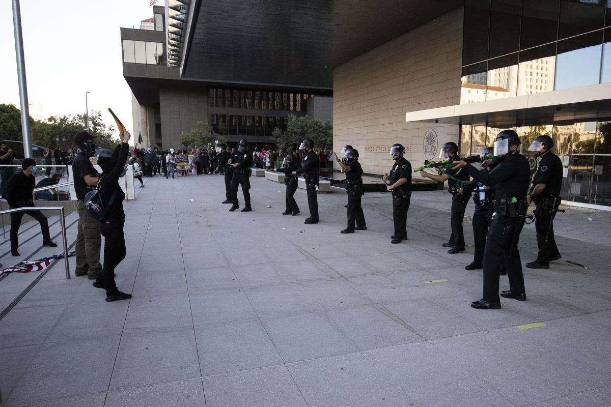 ABD’de protestocu, polisi yere yıkınca ortalık karıştı