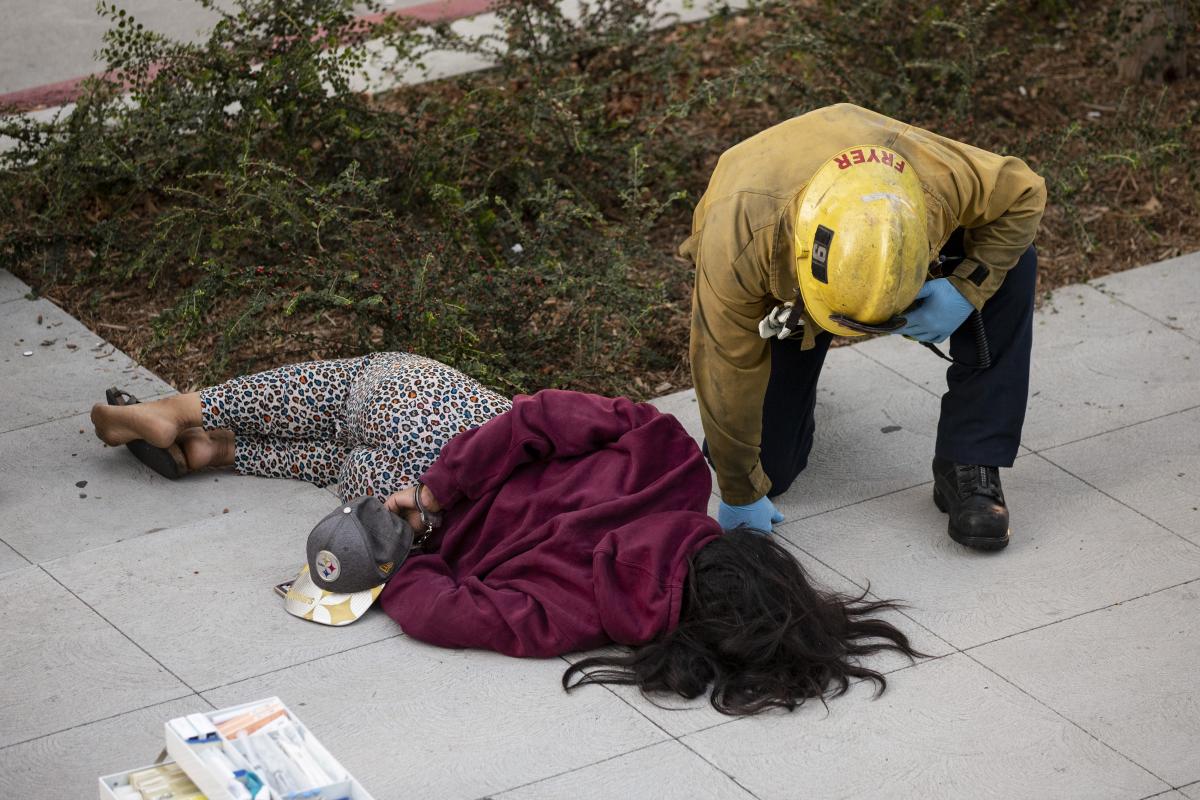 ABD’de protestocu, polisi yere yıkınca ortalık karıştı