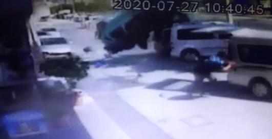 İzmir’de takla atan otomobil, 8 araca birden çarptı