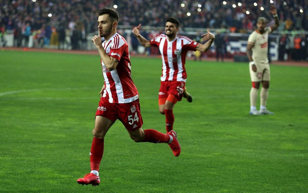 Emre Kılınç ve Mert Hakan Sivasspor'dan ayrıldı