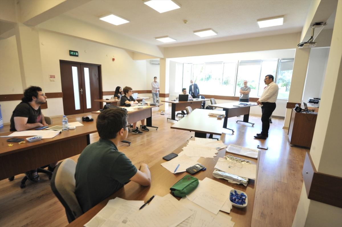 TÜBİTAK, 4. Avrupa Fizik Olimpiyatları'nda 5 ödül kazandı