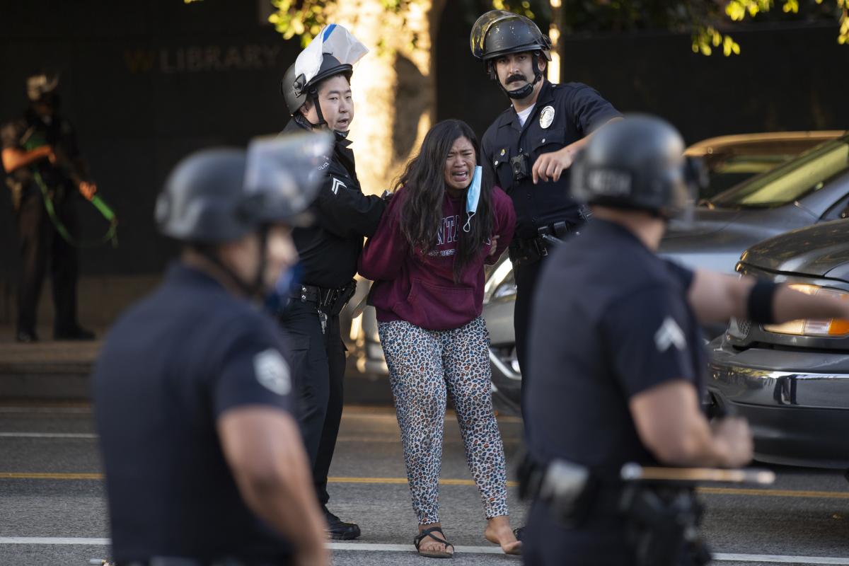 ABD’de protestocu, polisi yere yıkınca ortalık karıştı