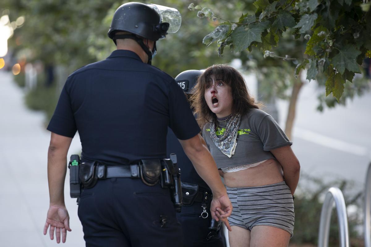 ABD’de protestocu, polisi yere yıkınca ortalık karıştı