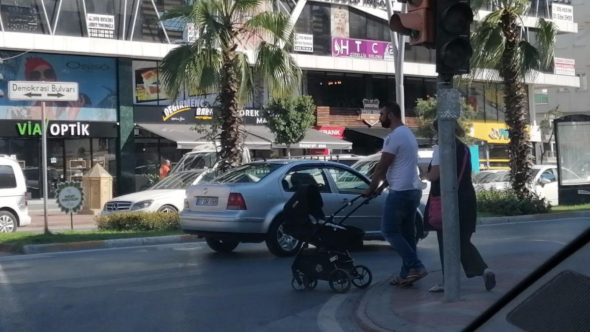 Antalya'da bebekle dilencilik yapanlara suçüstü