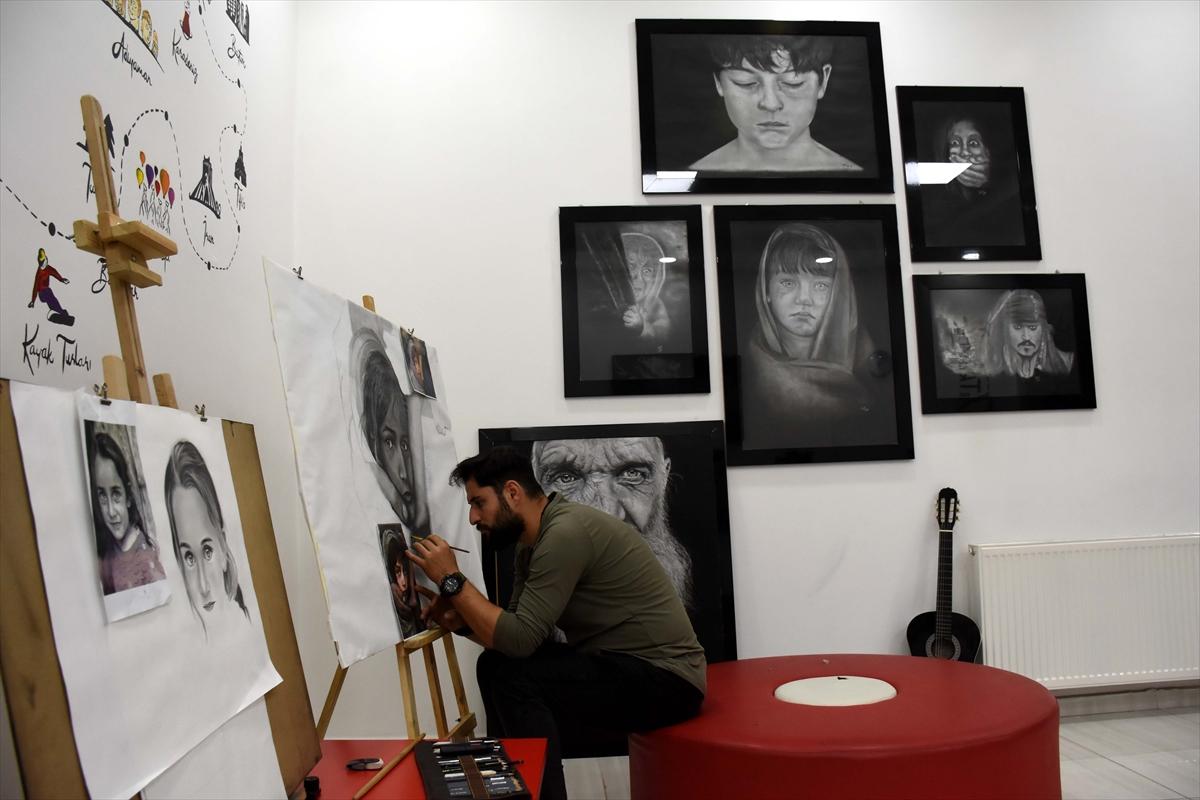 Muşlu grafiker, hiperrealist çizimleriyle beğeni topladı