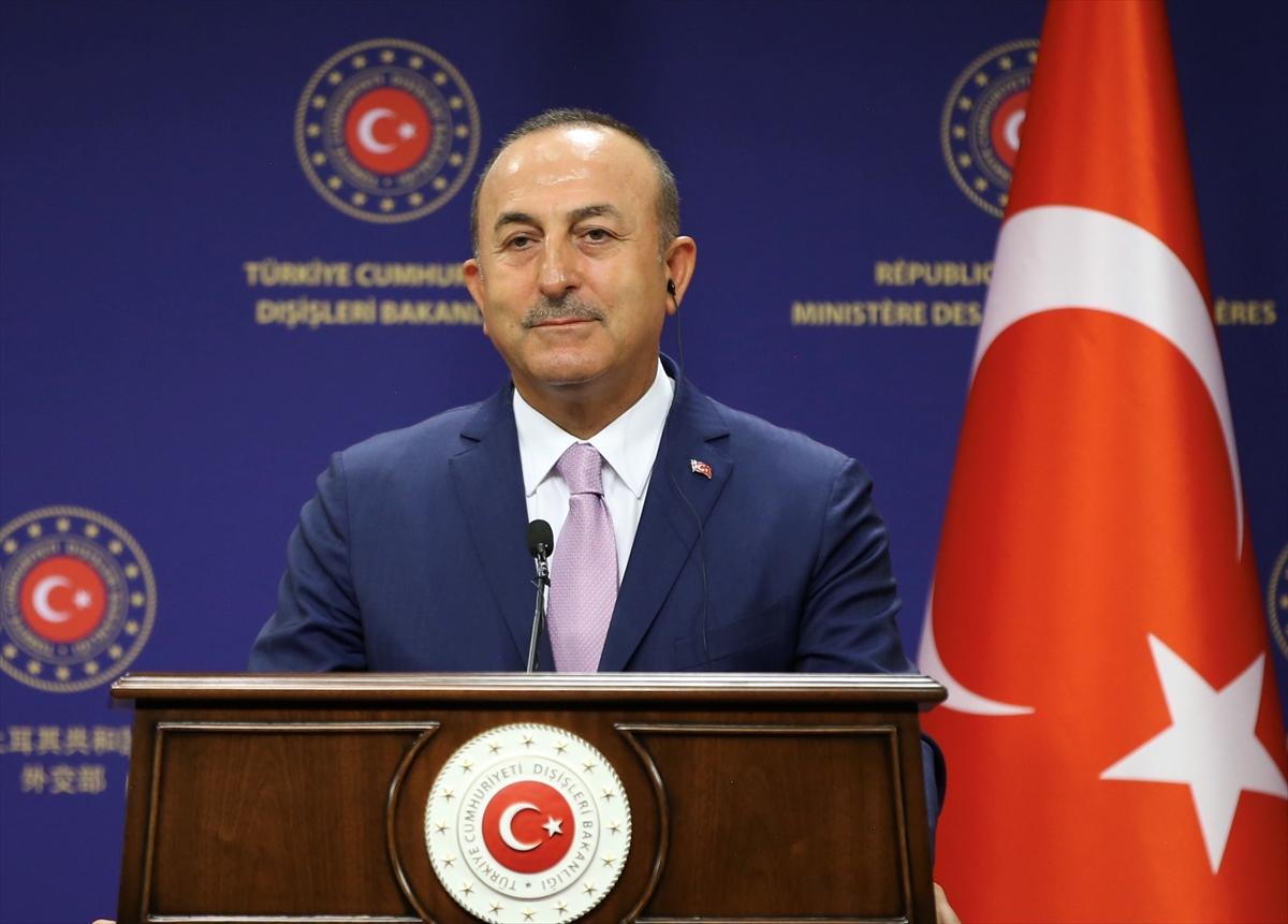 Çavuşoğlu: Bayrak yakma acizliği Yunanistan'a yakışır