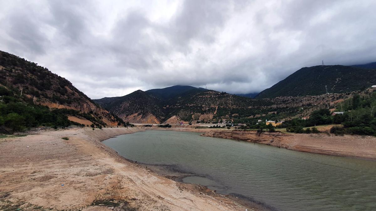 Gümüşhane'de baraj suyu çekilince çöpler ortaya çıktı