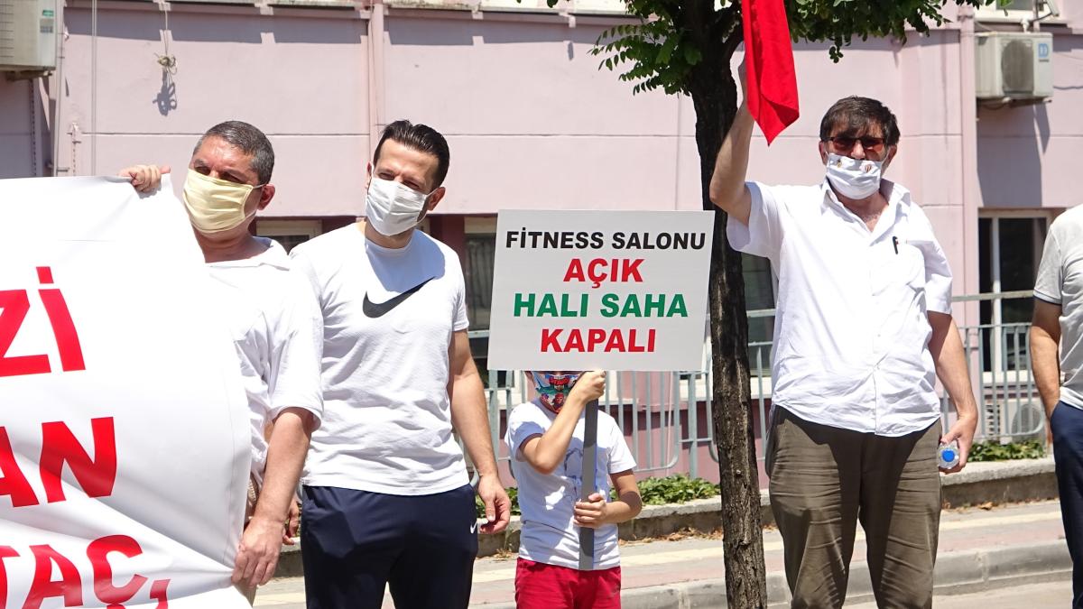 Bursa’da halı sahalar açılsın eylemi