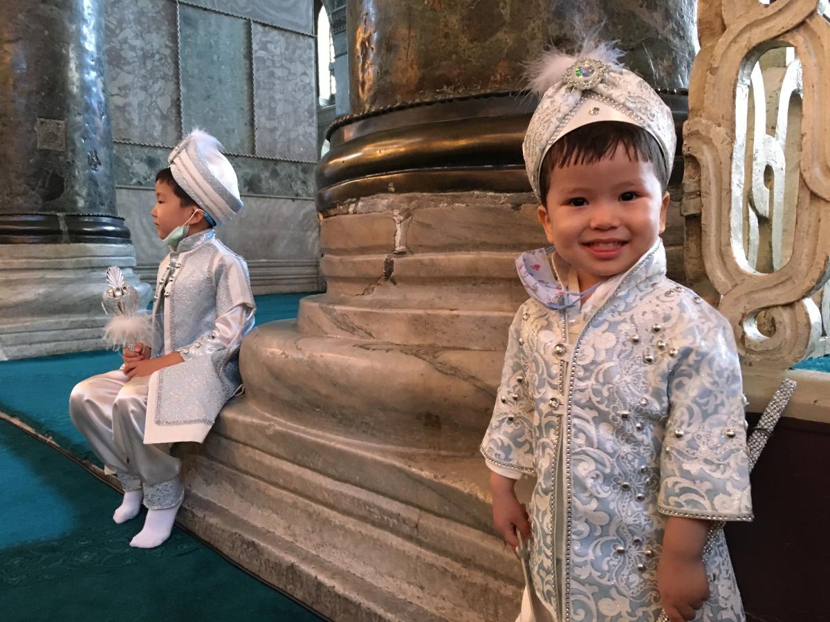 Sünnet olduktan sonra babalarıyla Ayasofya'ya gittiler
