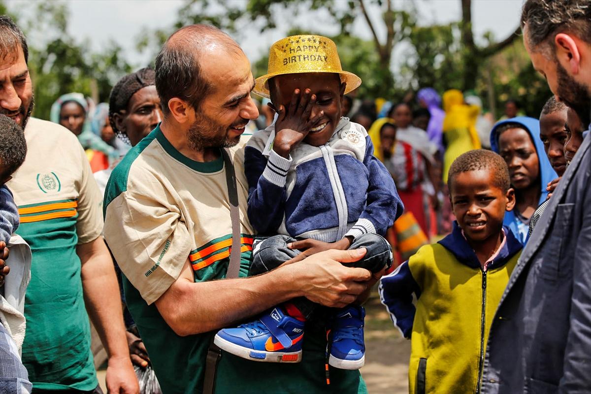 İHH'dan yetim ve muhtaç çocuklara bayramlık