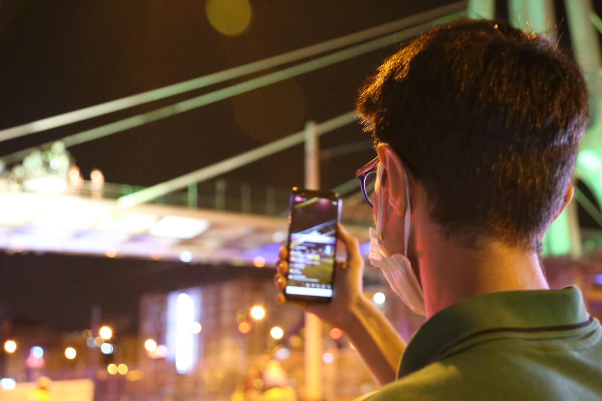 İntihar girişimini çekirdek çitleyerek izlediler