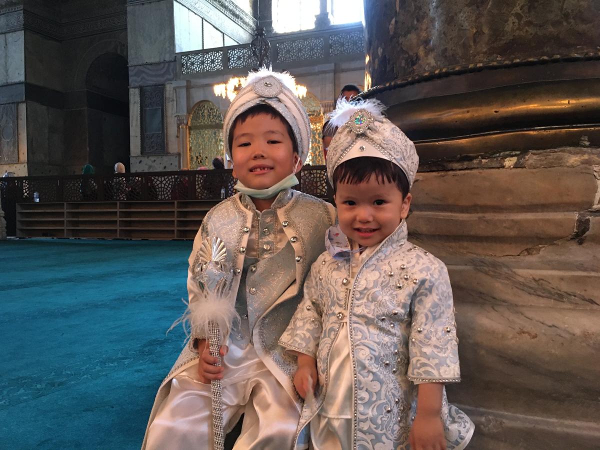 Sünnet olduktan sonra babalarıyla Ayasofya'ya gittiler