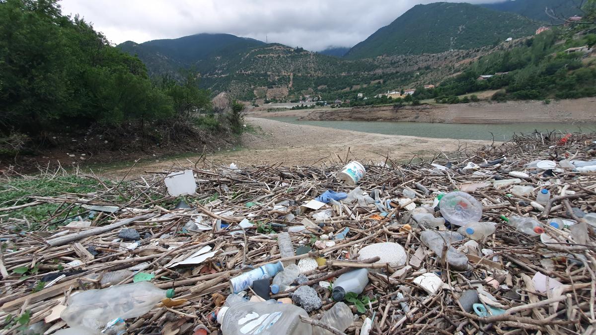 Gümüşhane'de baraj suyu çekilince çöpler ortaya çıktı