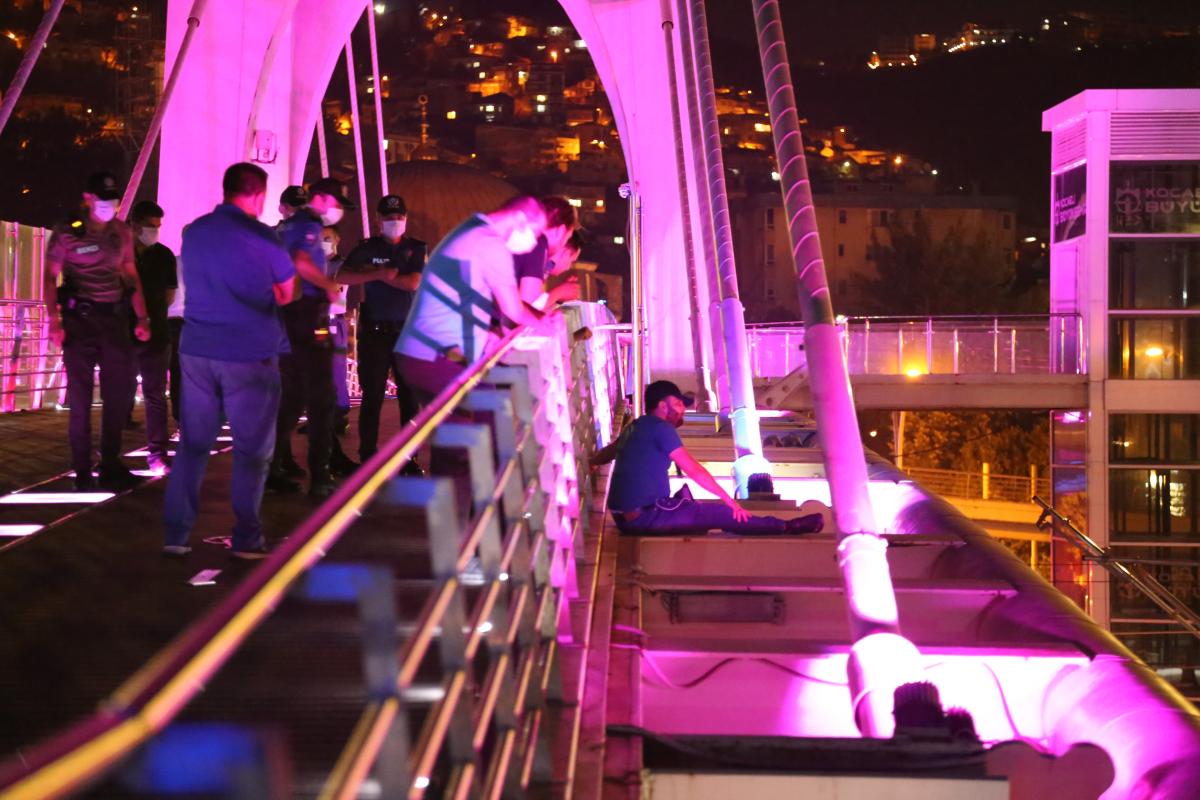 İntihar girişimini çekirdek çitleyerek izlediler