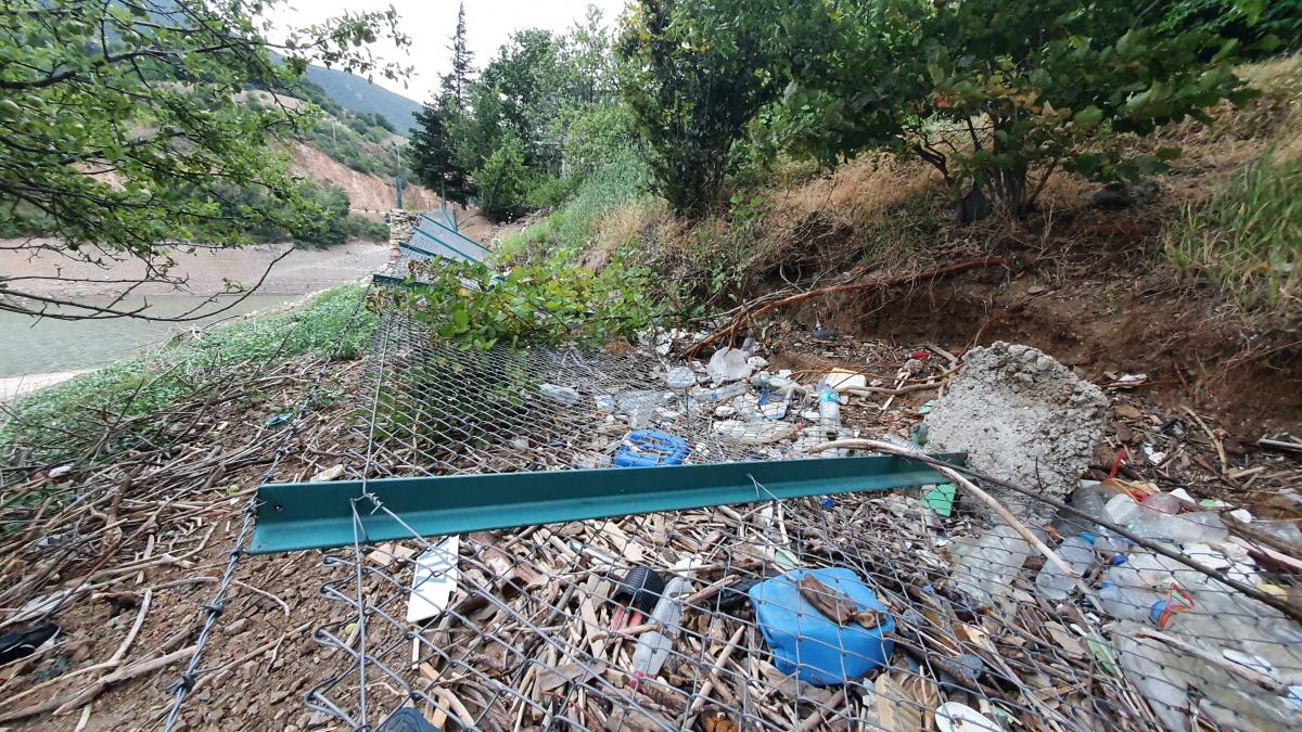 Gümüşhane'de baraj suyu çekilince çöpler ortaya çıktı