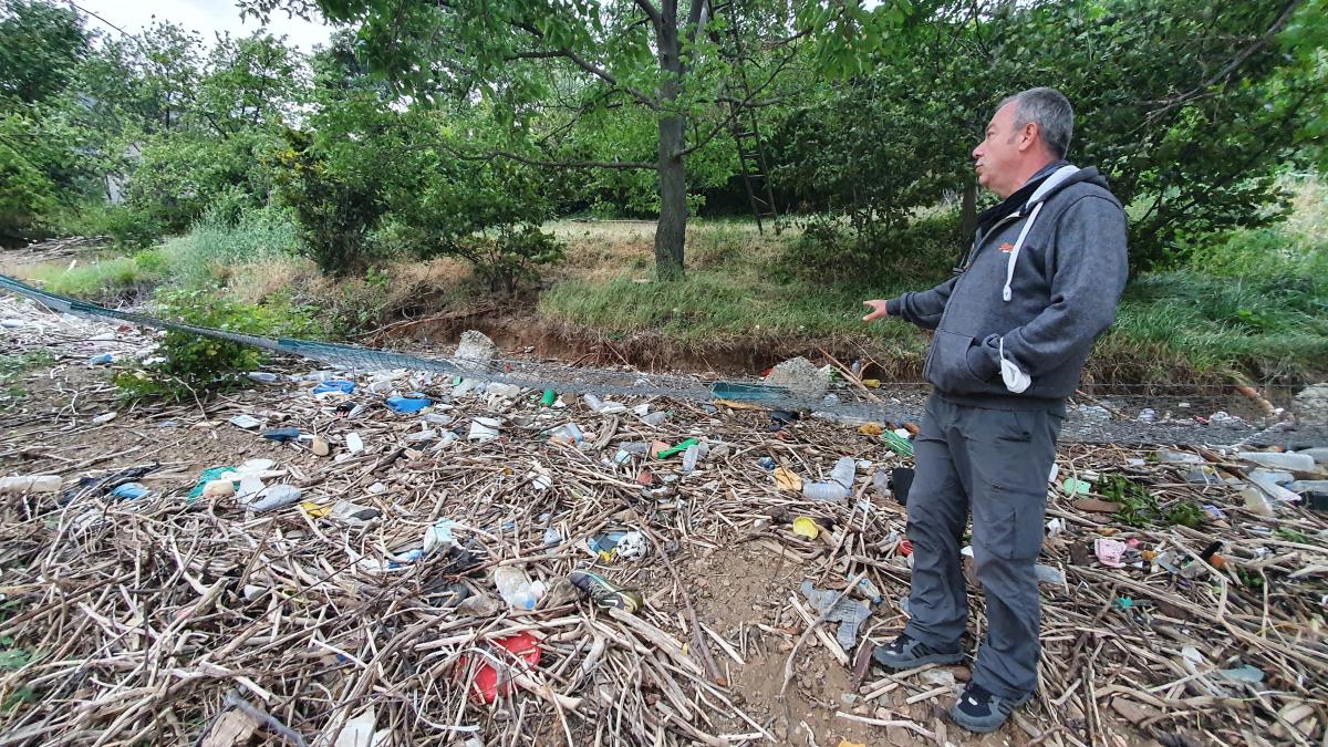 Gümüşhane'de baraj suyu çekilince çöpler ortaya çıktı