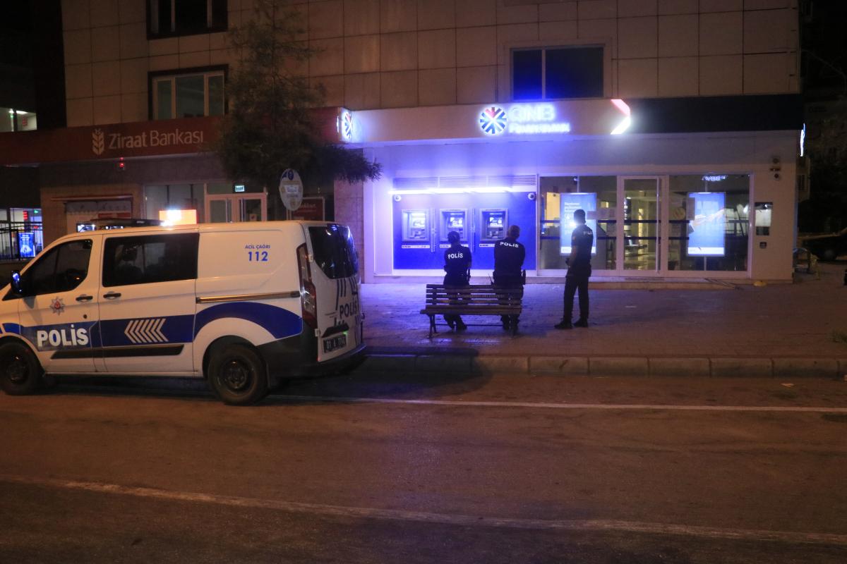 Adana'da bir kişi ATM kartını yutunca camını kırdı