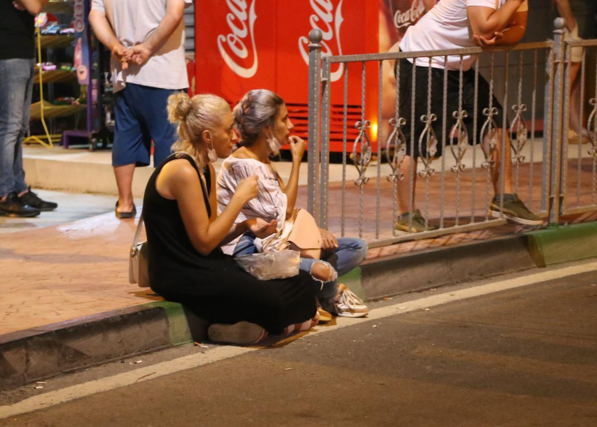 İntihar girişimini çekirdek çitleyerek izlediler