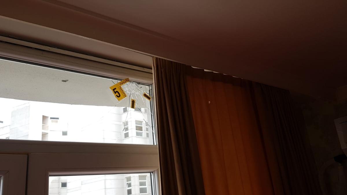 Beylikdüzü’nde gece kulübü önünde silahlar konuştu