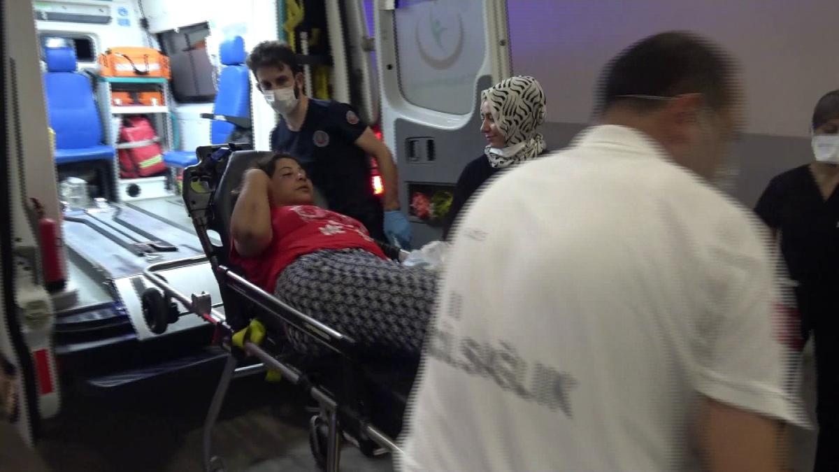 Adana'da otomobildeki kadını darbedip, yola savurdu