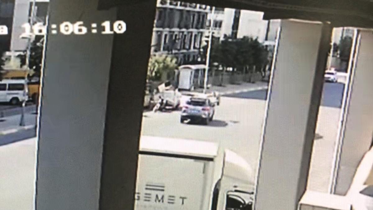 Esenyurt'ta atık toplayıcısına otomobil çarptı